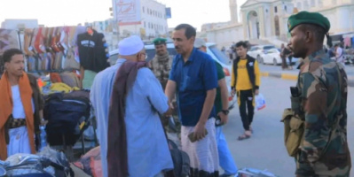 باتيس يتفقد المواطنين في سيئون ويؤكد استمرار القوات الجنوبية في تثبيت الأمن بوادي حضرموت