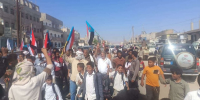 انتقالي ميفعة ينظم مسيرة جماهيرية احتفالاً بانتصارات القوات الجنوبية في عارين وحضرموت