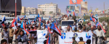 انتقالي عتق ينظم مسيرة جماهيرية احتفالًا بانتصارات القوات الجنوبية في عارين وحضرموت
