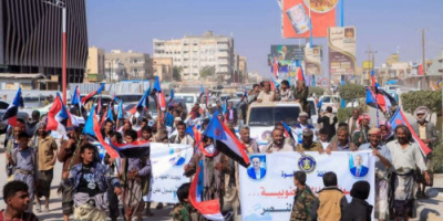 انتقالي عتق ينظم مسيرة جماهيرية احتفالًا بانتصارات القوات الجنوبية في عارين وحضرموت