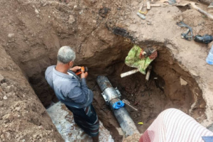 عقب تعرضه لكسر مفاجئ.. إصلاح أنبوب المياه المغذي لعدد من المناطق في مديرية المنصورة بعدن