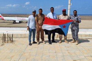 رفع علم الجنوب فوق مطار سقطرى الدولي