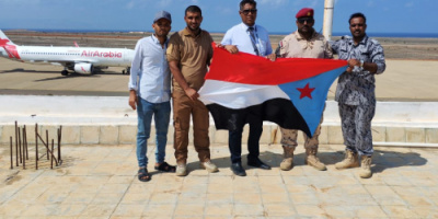 رفع علم الجنوب فوق مطار سقطرى الدولي