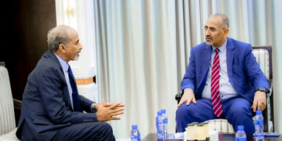 الرئيس الزُبيدي يبحث مع الفريق الصبيحي مستجدات الأوضاع العسكرية والأمنية