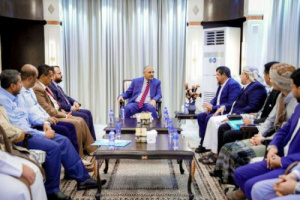 وفد من أبناء المهرة يهنئ الرئيس الزُبيدي بانتصارات القوات الجنوبية