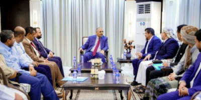 وفد من أبناء المهرة يهنئ الرئيس الزُبيدي بانتصارات القوات الجنوبية