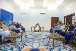 المحرّمي يلتقي قيادات من أبناء المهرة ويؤكد دعم جهود الاستقرار والتنمية بالمحافظة