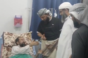 نائب وزير الأوقاف يطمئن على صحة إمام وخطيب مسجد في الضالع