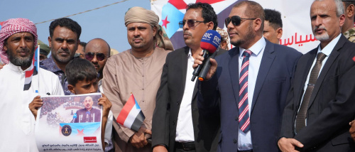 محافظ سقطرى يشهد اعتصامًا جماهيريًا مفتوحًا بحديبو للمطالبة بإعلان دولة الجنوب العربي