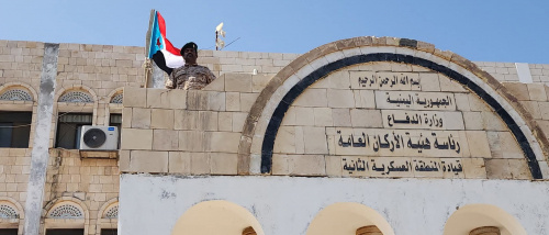 أعلام الجنوب العربي ترفرف أعلى قيادة ووحدات المنطقة العسكرية الثانية