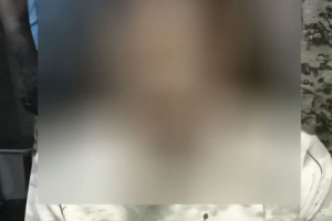 أمن العاصمة عدن يلقي القبض على متهم برمي قنبلة على منزل أسرته في الشيخ عثمان