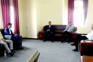 فريق التوجيه والرقابة الرئاسي ومحافظ أبين يلتقيان مدير مصلحة الضرائب بالمحافظة