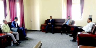 فريق التوجيه والرقابة الرئاسي ومحافظ أبين يلتقيان مدير مصلحة الضرائب بالمحافظة