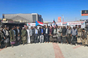 مخيم الاعتصام المفتوح في عتق يستقبل وفدًا من أكاديميي جامعة شبوة ومسؤولي السلطة المحلية