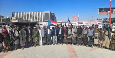 مخيم الاعتصام المفتوح في عتق يستقبل وفدًا من أكاديميي جامعة شبوة ومسؤولي السلطة المحلية