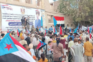 توافد مكونات المجتمع إلى ساحات الاعتصام بلحج