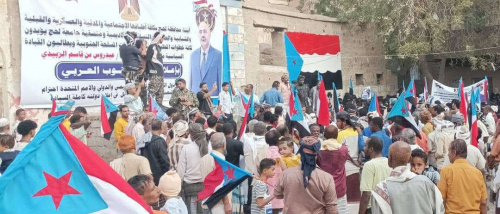 توافد مكونات المجتمع إلى ساحات الاعتصام بلحج