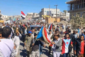 مخيم الاعتصام المفتوح في الضالع يستقبل وفدًا من أكاديميي ومسؤولي السلطة المحلية بالشعيب