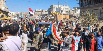 مخيم الاعتصام المفتوح في الضالع يستقبل وفدًا من أكاديميي ومسؤولي السلطة المحلية بالشعيب