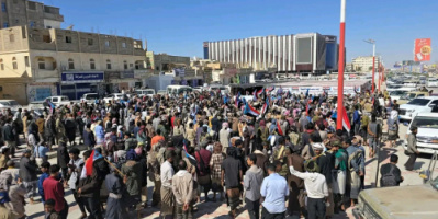 مخيم الاعتصام المفتوح بمدينة عتق يستقبل وفدًا جماهيريًا من أبناء مديرية جردان