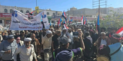 مخيم الاعتصام المفتوح بمدينة عتق يستقبل وفدًا جماهيريًا من أبناء الصعيد