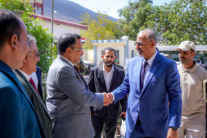 الرئيس الزُبيدي يتفقد سير العمل بديوان عام وزارة الزراعة والري والثروة السمكية وقطاعاتها