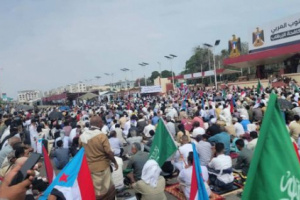 إقامة صلاة الجمعة بساحة الاعتصام المفتوح في عدن