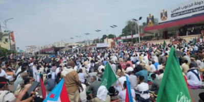 مسيرة لفرق العدة الشعبية لساحة الاعتصام المفتوح بالمكلا