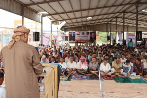 أبناء أبين يؤدّون صلاة الجمعة في ساحة الاعتصام تأكيدًا على ثباتهم بإعلان دولة الجنوب العربي