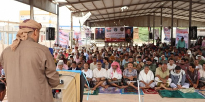 أبناء أبين يؤدّون صلاة الجمعة في ساحة الاعتصام تأكيدًا على ثباتهم بإعلان دولة الجنوب العربي 