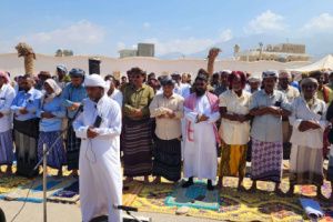 أبناء سقطرى يؤدون صلاة جمعة "الوفاء للمشروع العربي" بساحة الاعتصام