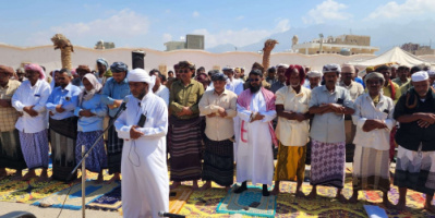 أبناء سقطرى يؤدون صلاة جمعة "الوفاء للمشروع العربي" بساحة الاعتصام