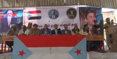 بحضور قيادة انتقالي أبين وفريق التوجيه والرقابة الرئاسي.. استمرار الاعتصام المفتوح في أبين للمطالبة بإعلان دولة الجنوب العربي