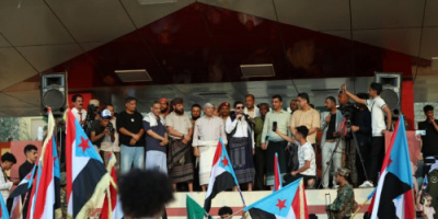 مشاركة رسمية وشعبية في ساحة العروض بعدن للمطالبة بالاستقلال
