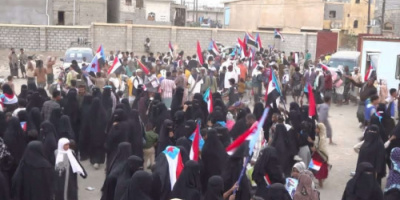 انتقالي تبن ينظم احتشادًا جماهيريًا ومسيرة شعبية في العند للمطالبة بإعلان دولة الجنوب العربي