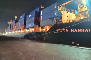 مغادرة الباخرة Kota Nanhai بعد تفريغ 457 حاوية وانتعاش لافت في ميناء عدن