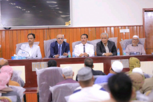 الكثيري يترأس لقاء موسعا بالمكتب التنفيذي وعقال الحارات والشخصيات الاجتماعية بسيئون