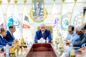 الرئيس الزُبيدي يبحث سُبل تطوير البنية التحتية لقطاع النقل