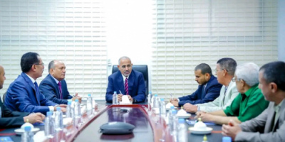 الرئيس الزُبيدي يتفقد سير العمل بوزارة الصناعة والتجارة