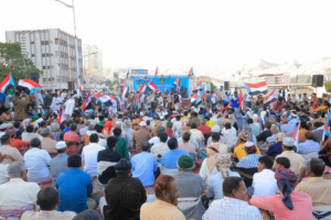 وفد من أبناء أرخبيل سقطرى المقيمين في المكلا يشارك المعتصمين بساحة الاعتصام بالمديرية