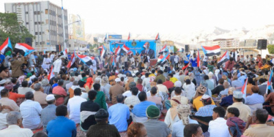 وفد من أبناء أرخبيل سقطرى المقيمين في المكلا يشارك المعتصمين بساحة الاعتصام بالمديرية