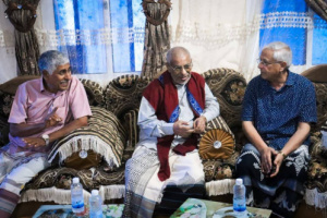 فريق الرقابة والتوجيه الرئاسي يطمئن على صحة المناضل الشيخ أحمد محمد بامعلم بالمكلا