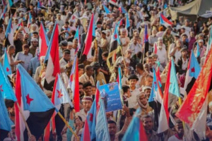 تواصل توافد الحشود الجماهيرية إلى ساحة الاعتصام المفتوح بالعاصمة عدن
