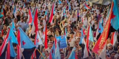 تواصل توافد الحشود الجماهيرية إلى ساحة الاعتصام المفتوح بالعاصمة عدن