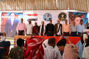 توافد شخصيات اجتماعية وقبلية بارزة إلى مخيم الاعتصام المفتوح في مدينة زنجبار