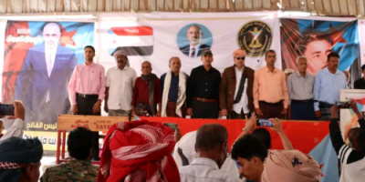 توافد شخصيات اجتماعية وقبلية بارزة إلى مخيم الاعتصام المفتوح في مدينة زنجبار