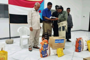 انتقالي وادي حضرموت يواصل توزيع السلال الغذائية المقدمة من الرئيس الزُبيدي