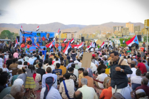 فرقتا القرية والخلافة بمديرية الشحر تشاركان في ساحة الاعتصام بالمكلا برقصات من التراث الشعبي