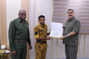 شرطة عدن تكرّم ثلاثة من أفراد حراسة المنشآت نظير جهودهم وتفانيهم في عملهم