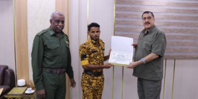 شرطة عدن تكرّم ثلاثة من أفراد حراسة المنشآت نظير جهودهم وتفانيهم في عملهم
